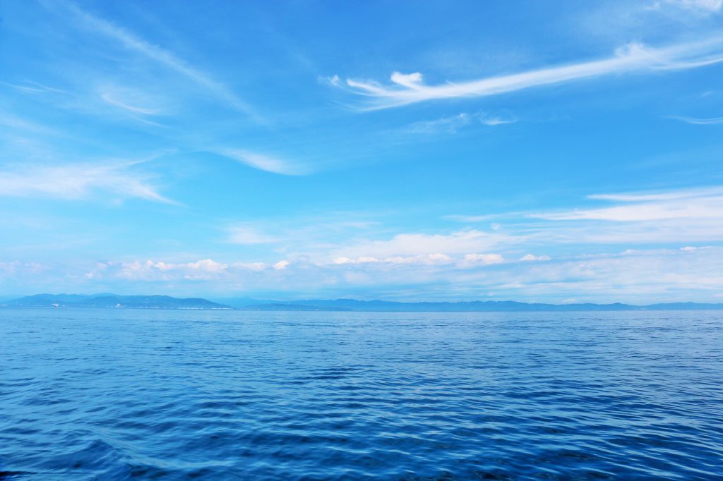 青い海と空