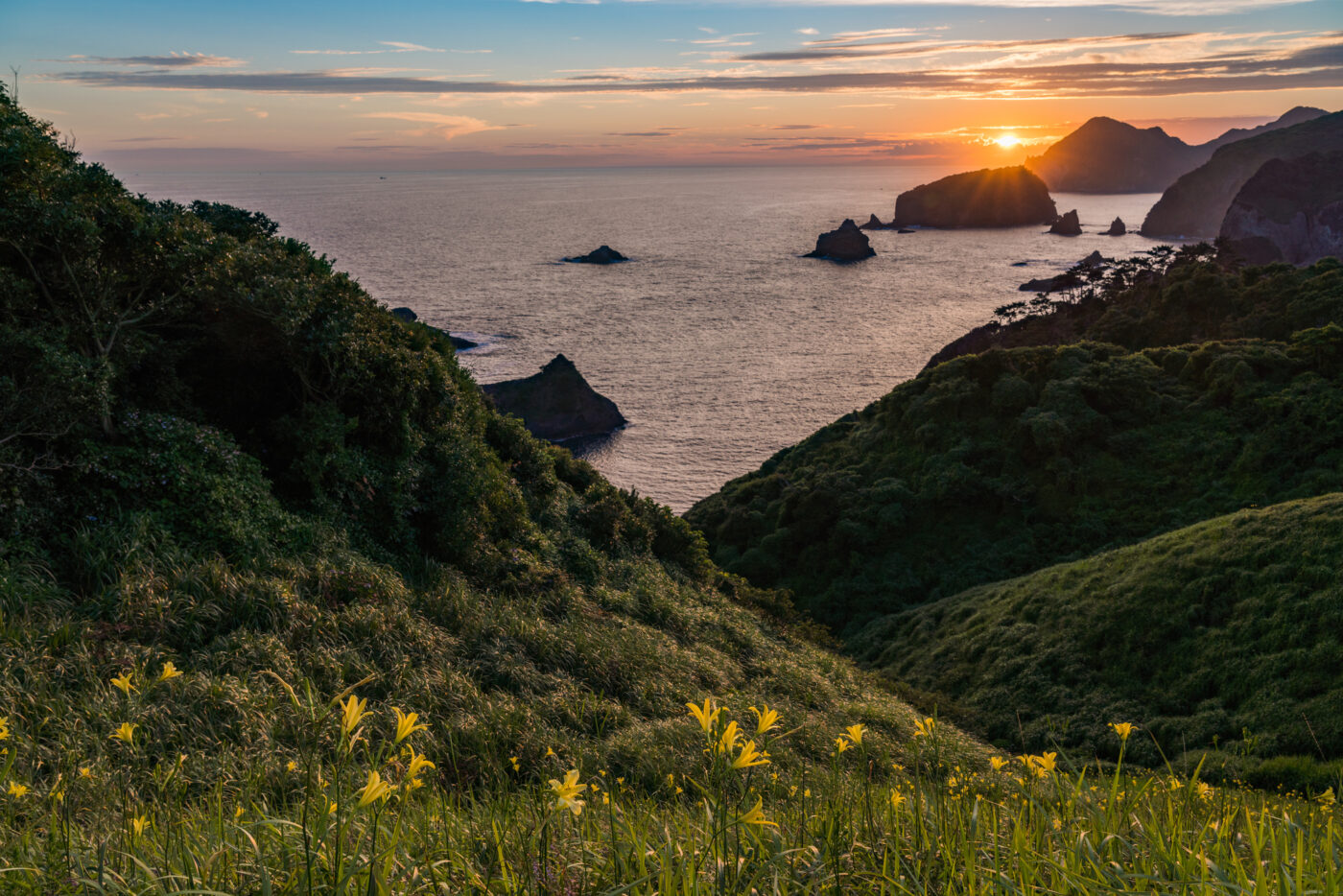 崖からの海と夕陽の景色