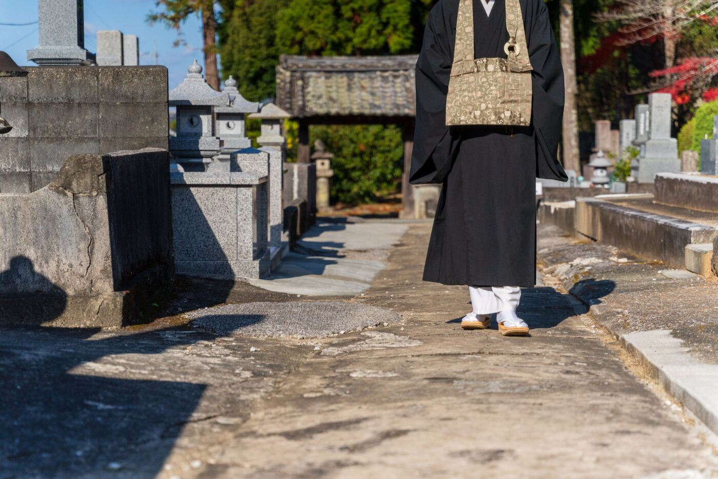お墓を歩く僧侶