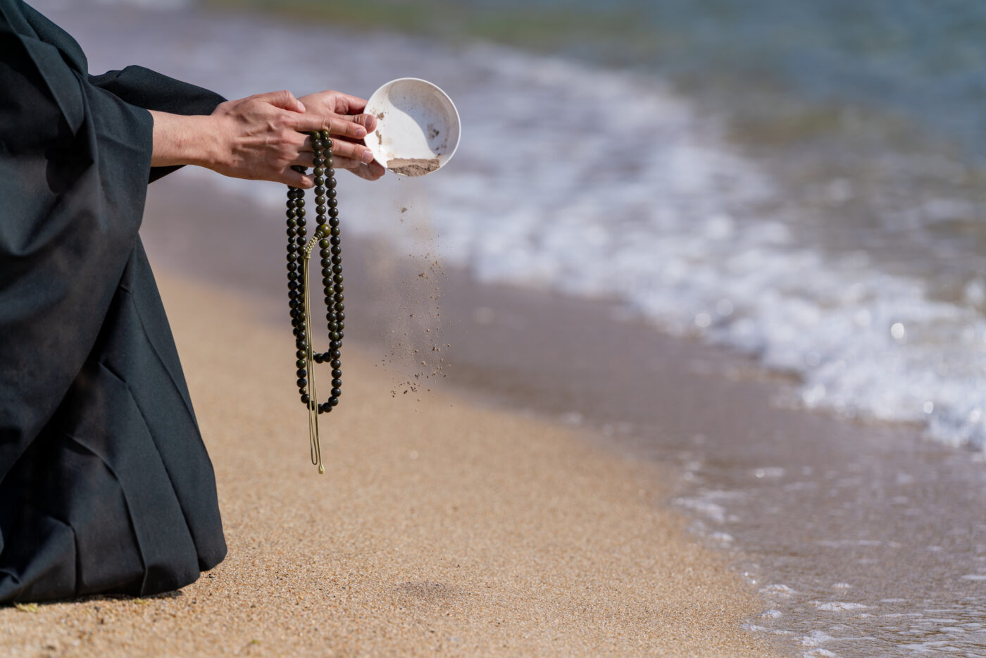 浜辺で供養するイメージ