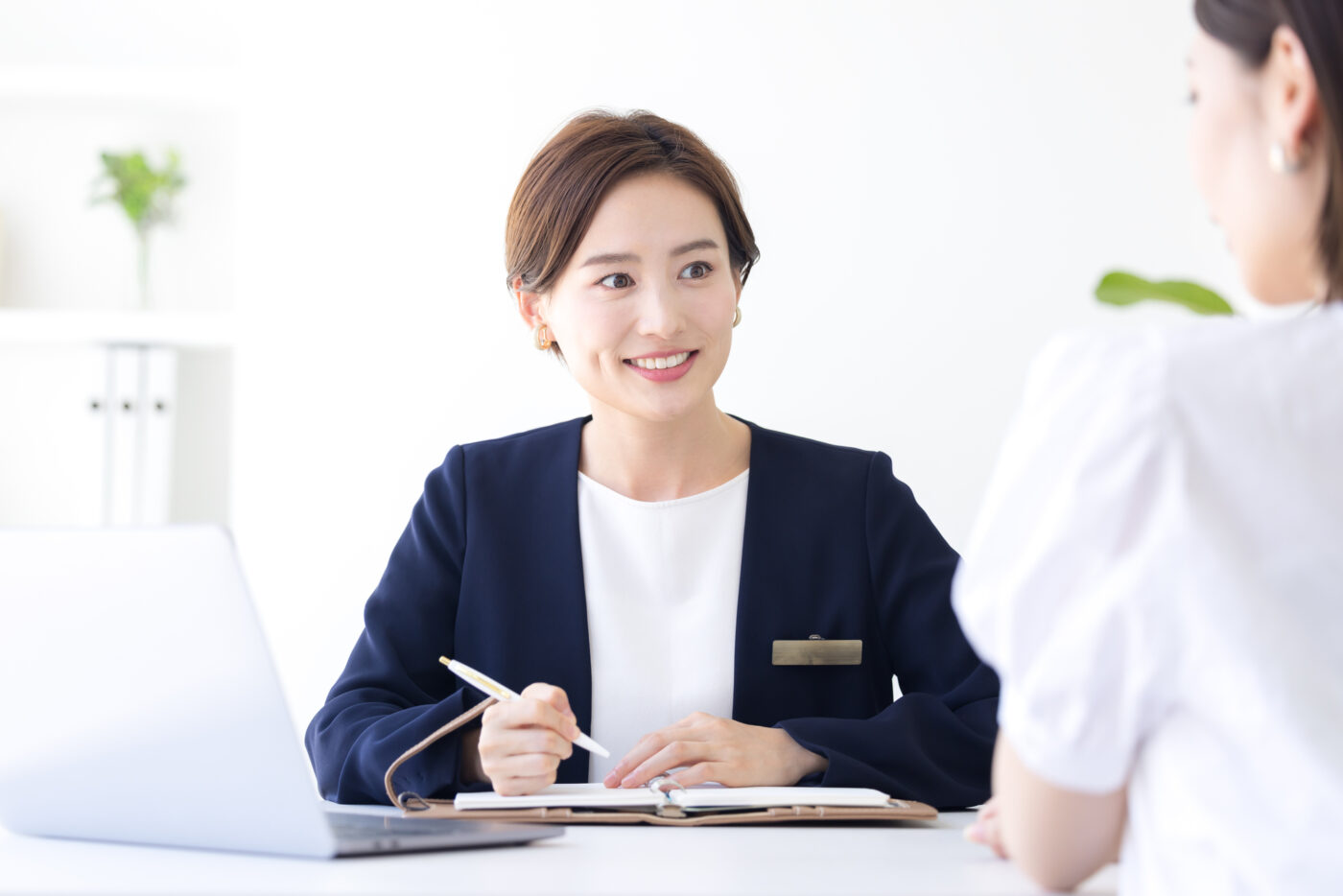 アドバイザーが案内する様子