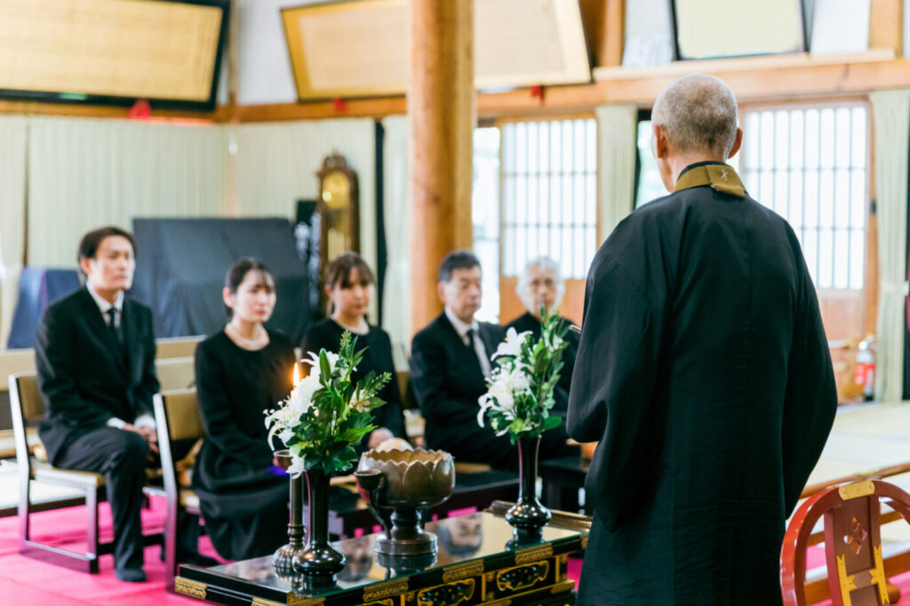 供養と法要は違う？供養の目的やタイミングを解説 | 粉骨ならご遺骨サポートとこしえ