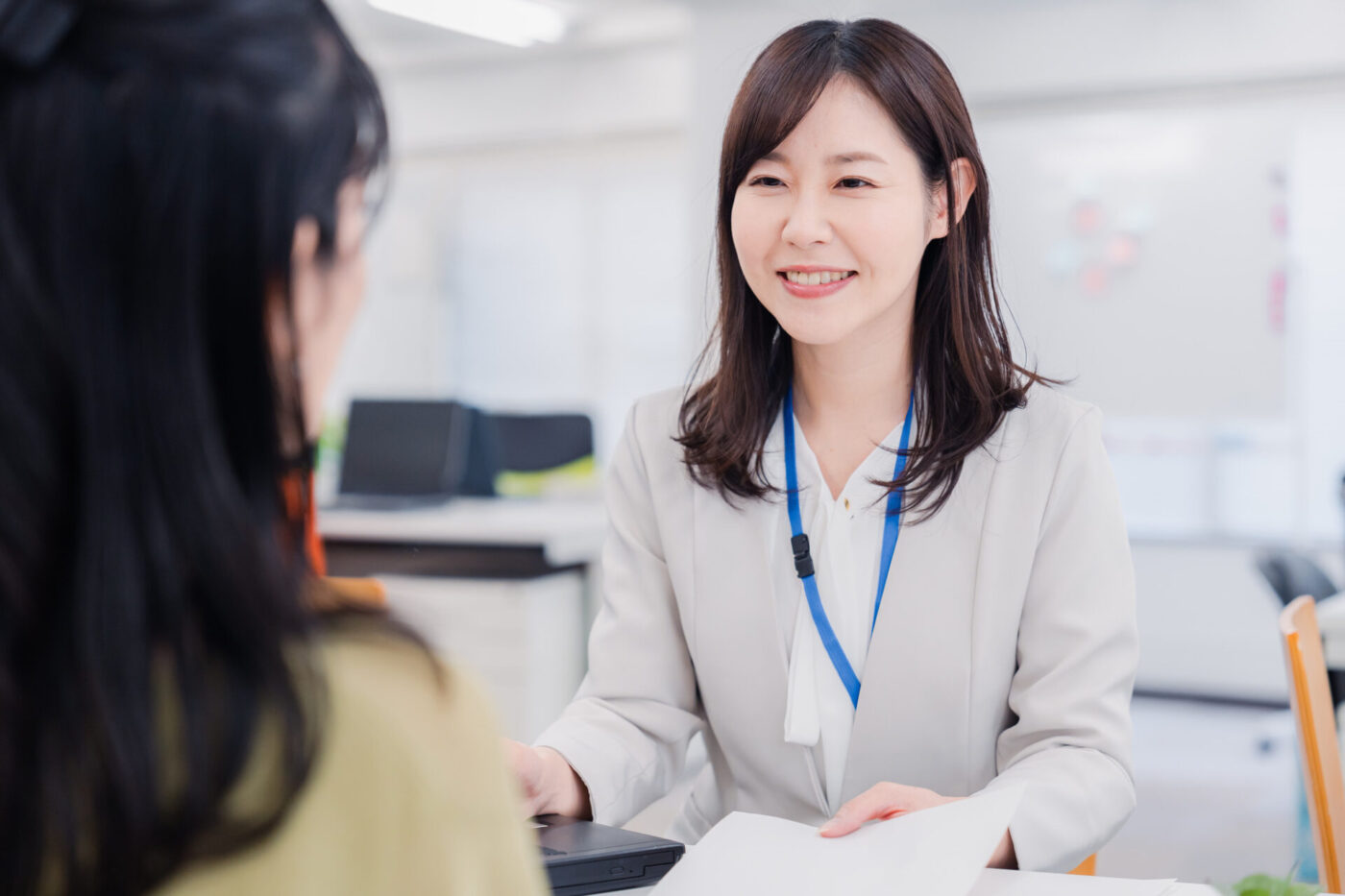 スタッフが対応する様子