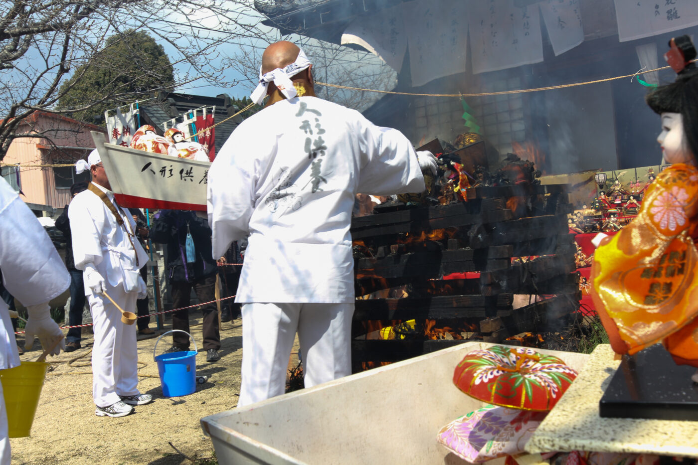 人形供養を行う僧侶
