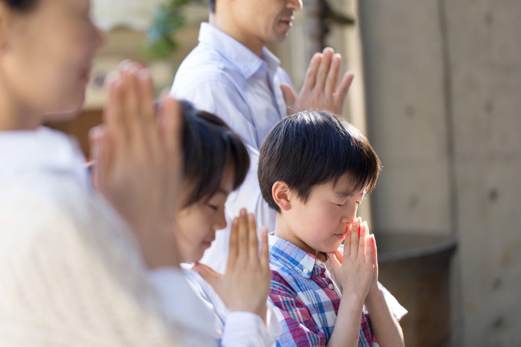 家族で手を合わせる様子
