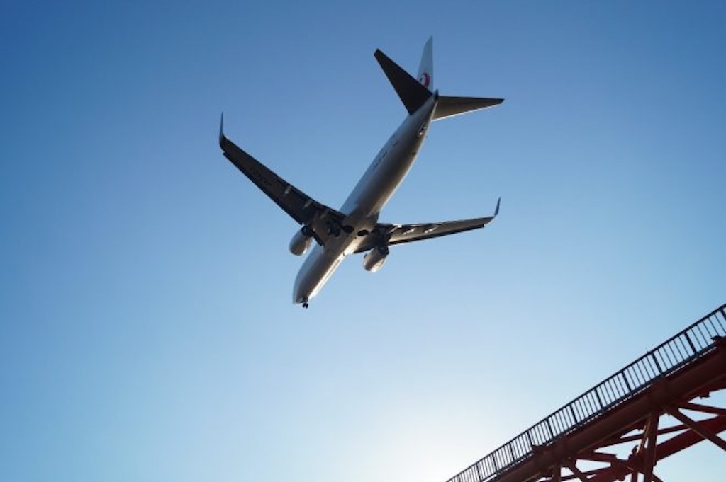 空を飛ぶ飛行機